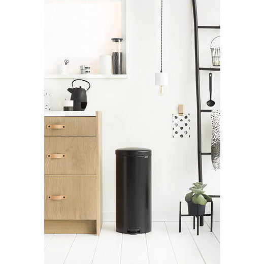 Basurero Pedal NewIcon 30 Litros Negro Mate Brabantia®