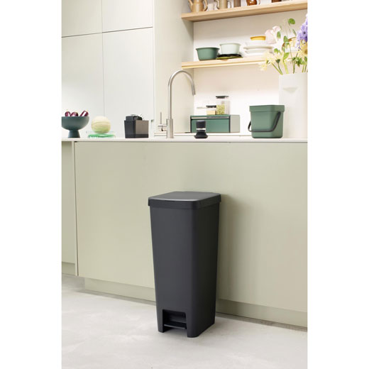 Basurero StepUp 40 Litros Gris Oscuro Brabantia®