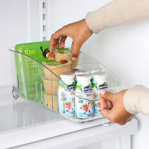 Una idea es utilizar organizadores de acrílico en tu refrigerador